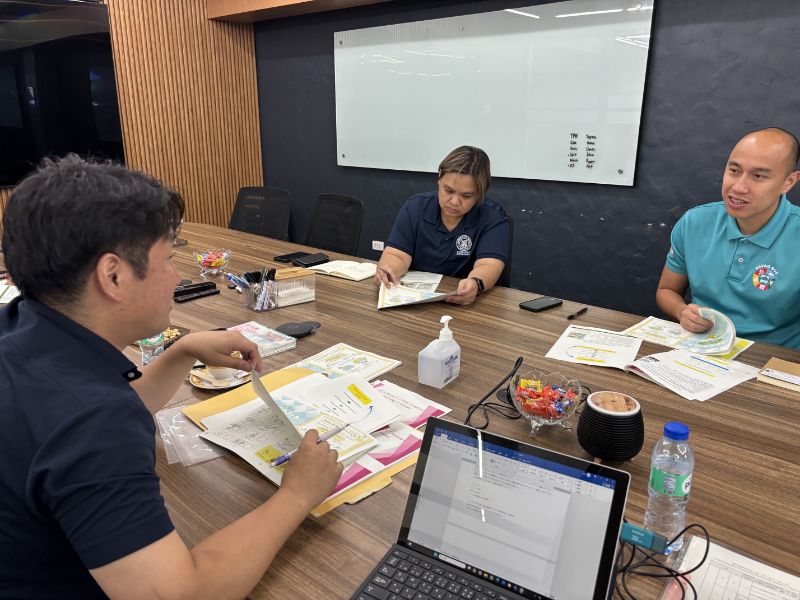 ダバオ市高官（副助役）との協議の様子